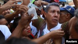 El candidato presidencial venezolano Henri Falcón del partido "Avanzada Progresista" saluda a simpatizantes durante un mitin de campaña en Turmero, Venezuela, el 9 de mayo de 2018.