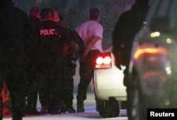 Polisi menangkap pria yang diduga menembak mati setidaknya tiga orang dalam aksi penembakan di klinik Planned Parenthood di Colorado Springs, Colorado, 27 November 2015.