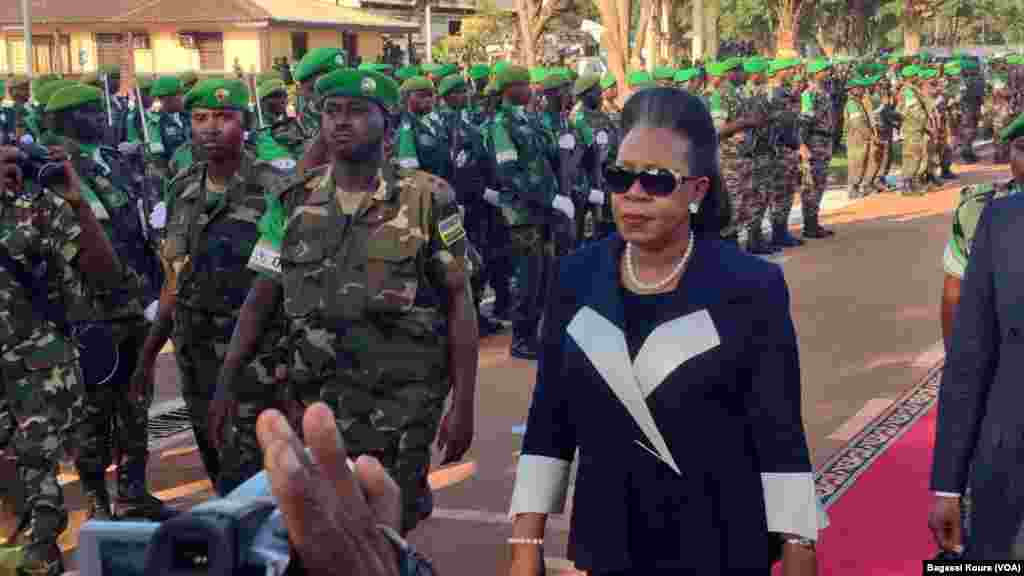 Cathérine Samba-Panza, la présidente de la transition centrafricaine passe en revue les troupes de l'Union Africaine, 13 septembre 2014.