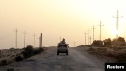 Des militaires égyptiens sur l'autoroute dans le Sinai, Egypte, le 25 mai 2015.
