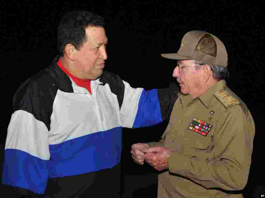 Esta foto dada a conocer por el periódico oficial de Cuba Granma, muestra al presidente de Cuba, Raúl Castro, en una reunión informal con el presidente de Venezuela en el Aeropuerto Internacional de La Habana, José Martí, el 10 de diciembre de 2012.
