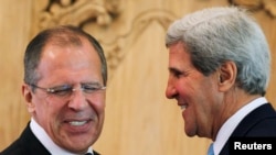Menlu Rusia Sergei Lavrov (kiri) dan Menlu AS John Kerry berbincang seusai pertemuan bilateral di sela-sela agenda pertemuan KTT APEC di Nusa Dua, Bali (7/10).