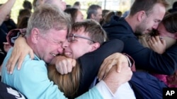 Un argentino que quedó atrapado en la guerra entre Israel y Hamas es recibido por familiares cuando llega al aeropuerto de Buenos Aires, Argentina, el 15 de octubre de 2023.