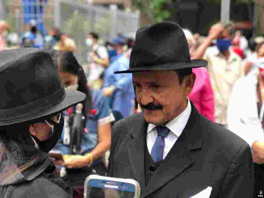 Este ciudadano decidió personificar con sus característico sombrero, traje negro y bigotes al doctor José Gregorio Hernández el día de su beatificación.