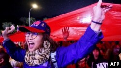 台湾国民党支持者手举台湾旗帜参加竞选集会。（2023年12月23日）