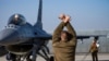 На фото: Льотчик ВПС США та літак F-16 Fighting Falcon, Румунія, 17 лютого 2022 р., REUTERS
