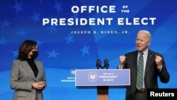 La vicepresidenta electa de EE.UU., Kamala Harris, escucha durante un evento en el que el presidente electo Joe Biden presentó a su equipo científico en su sede de transición en Wilmington, Delaware, EE.UU., el 16 de enero de 2021. [Reuters]
