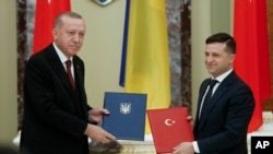 Presiden Ukraina Volodymyr Zelenskiy (kanan), dan Presiden Turki Recep Tayyip Erdogan berfoto setelah upacara penandatanganan di Kyiv, Ukraina, 3 Februari 2020.
