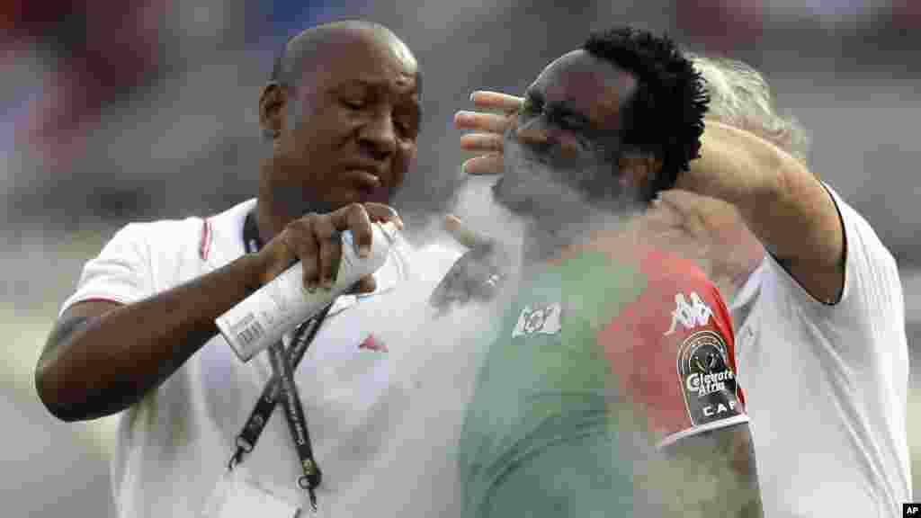 Jonathan Pitroipa du Burkina Faso, au centre, est soigné par des médecins de son équipe après un tacle au cours du match de la Coupe d'Afrique des Nations Groupe A contre la Guinée équatoriale à Bata, en Guinée équatoriale, mercredi 21 janvier 2015.