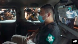 2020年7月6日香港首位被控涉嫌违反国安法的男子唐英杰坐着轮椅由警车押解至法院应讯