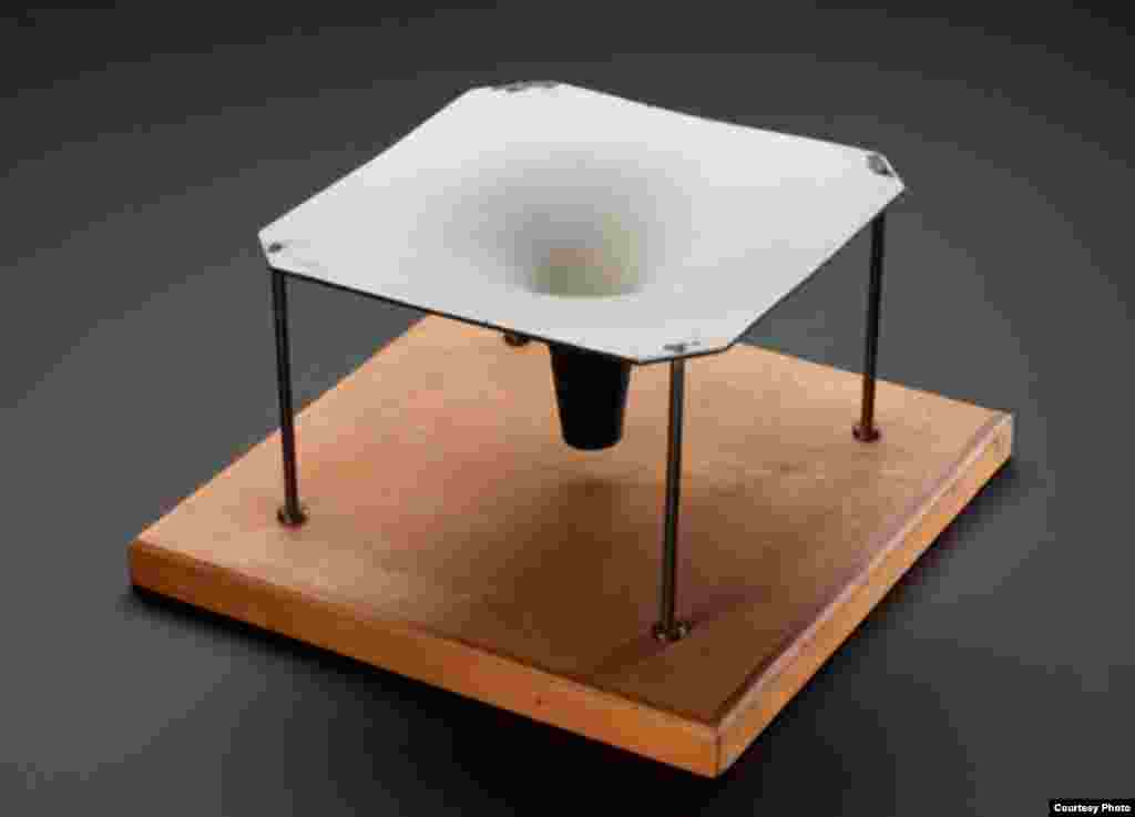 Model yang dibuat oleh Hawking untuk menunjukkan "sumur" gravitasi dalam yang diciptakan lubang-lubang hitam dalam strukur ruang-waktu, dimana bahkan cahaya pun tidak dapat keluar. (Whipple Museum of the History of Science)