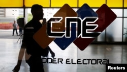 El logo del Consejo Nacional Electoral de Venezuela se muestra en la sede del poder electoral en Caracas, en esta fotografía de archivo de mayo de 2018.