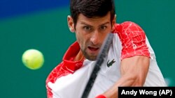 Novak Đoković u duelu sa Markom Čekinatom u trećem kolu turnira u Šangaju (Foto: AP/Andy Wong)