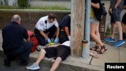 Un equipo de paramédicos intenta reanimar a un ciudadano, de 32 años, que ha sufrido una sobredosis en las calles de Boston, el 23 de agosto de 2017.
