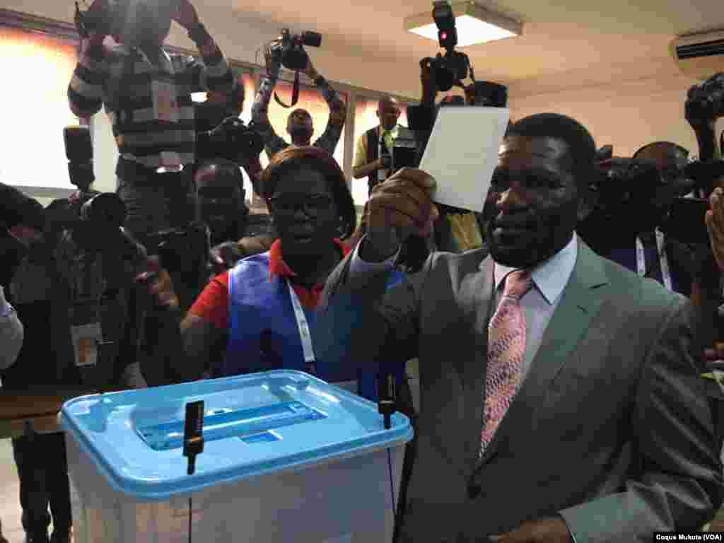 Isaias Samakuva, chef de l'UNITA, vote à Luanda, Angola, 23 août 2017.