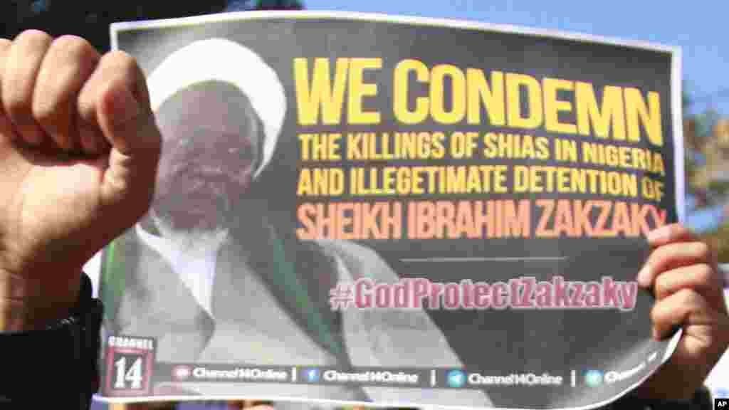 Yau Talata dalibai musulmai a Indiya dauke da alluna, sun yi zangazangar nuna rashin amincewarsu da gwamnatin Najeriya akan kisan daruruwan 'yan shi'a da kuma tsare shugabansu Sheikh Ibrahim Zakzaky.