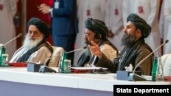 دوحہ میں بین الافغان مذاکرات میں طالبان کے سیاسی امور کے سربراہ ملا عبدالغنی برادر اور دیگر شریک ہیں۔ 
