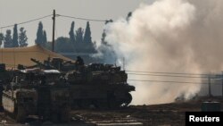 Izraelski vojnik sedi na tenku u kampu blizu granice između Izraela i Gaze, u Izraelu, 12. januar 2025. (Foto: REUTERS/Kai Pfaffenbach)