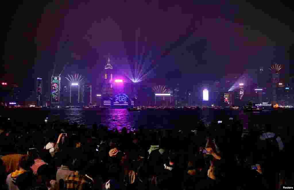 Los manifestantes prodemocracia en Hong Kong protestan durante la cuenta regresiva de Año Nuevo el 31 de diciembre de 2019.