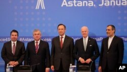 Di kiri, Deputi Menlu Turki Sedat Onal, utusan khusus Rusia untuk Suriah Alexander Lavrentiev, Menlu Kazakhstan Kairat Abdrakhmanov, utusan PBB untuk Suriah Staffan de Mistura, dan Deputi Menlu Iran Hossein Jaber Ansari berjajar untuk berfoto bersama setelah mengeluarkan pernyataan final setelah pembicaraan mengenai perdamaian di Suriah (24/1). Astana, Kazakhstan. (foto: AP Photo/Sergei Grits)