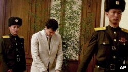 El estudiante estadounidense Otto Warmbier (centro) habló ante los periodistas en la Casa de la Cultura del Pueblo en Corea del Norte, el lunes, 29 de febrero de 2016.