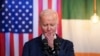 El presidente Joe Biden sonríe después de bajarse del Air Force One en el Aeropuerto Internacional de Belfast en Belfast, Irlanda del Norte, el 11 de abril de 2023.