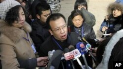 趙連海(中)在石家莊一家法院外向記者發表講話(資料照片)
