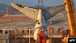 2024年全球商業航班罹難人數超過300人。圖為在務安國際機場墜毀並起火的濟州航空​​飛機的打撈作業。 (法新社：2025年1月3日)