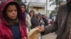 Tanques israelíes se retiran de campamento en el centro de Gaza; médicos dicen que hay 30 muertos
