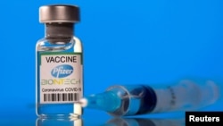 Un frasco de la vacuna de Pfizer-BioNTech contra el COVID-19.