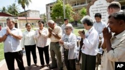 ជន​រង​គ្រោះ​ជា​អតីត​អ្នក​ជាប់​គុក​ទួលស្លែង​របស់​របប​ខ្មែរ​ក្រហម ជួយ​ជុំ​គ្នា​នៅ​អតីត​គុក​នេះ កាល​ពី​ថ្ងៃ​ទី​១៨ ខែ​ឧសភា ឆ្នាំ​២០១២។