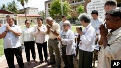 ក្រុម​អ្នក​រួច​ជីវិត​ពី​គុក​ទួលស្លែង​ ឬ មន្ទីរ​ស-២១ ជួប​ជុំ​គ្នា​កាល​ពី​ឆ្នាំ​២០១២។