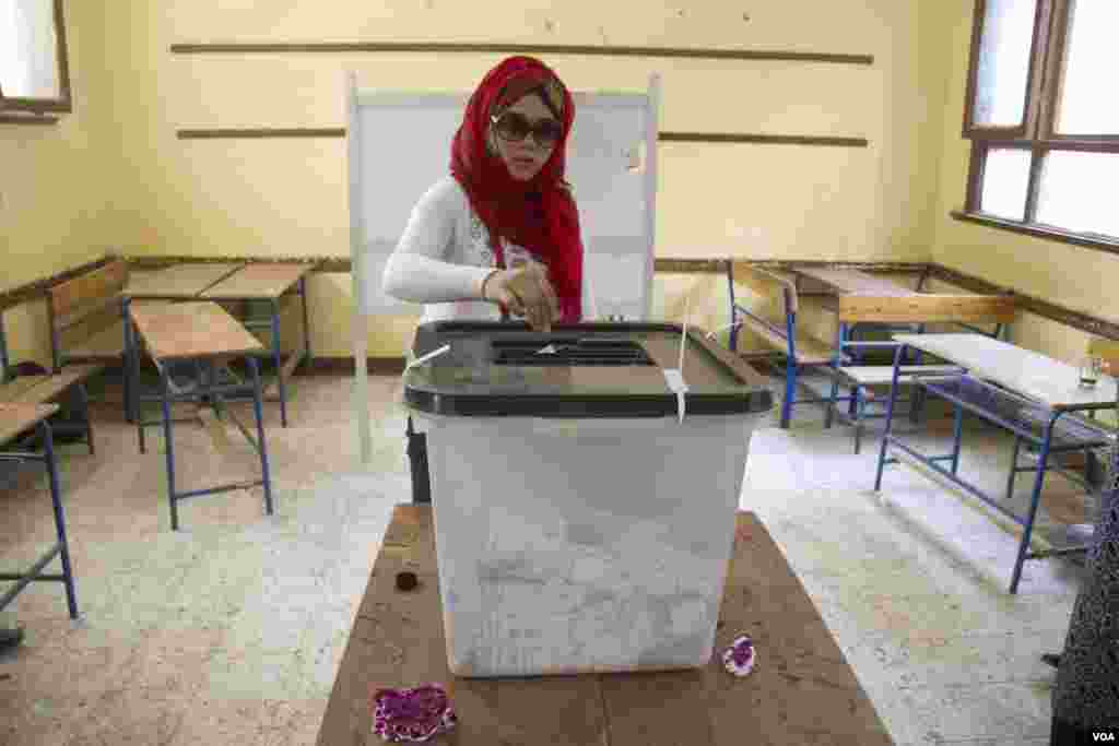 Seorang perempuan memberikan suaranya di Kairo, 27 Mei 2014. (Hamada Elrasam /VOA)