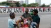 Para pelanggan mengenakan masker wajah membeli kopi di jalan di tengah pandemi virus corona (Covid-19), Jakarta, 19 Agustus 2020. (Foto: Reuters)