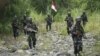 Sejumlah tentara Indonesia berpatroli di perbatasan Provinsi Papua dan Papua Nugini, 17 Maret 2016. (Foto: Antara Foto via Reuters)