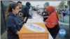 Bantuan Pangan untuk Tuna Wisma di Detroit. (Foto: VOA/Videograb)