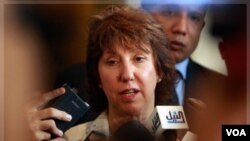 "Exhortamos a las FARC a entregar las armas y a sumarse al proceso político de reforma y de modernización de Colombia", dijo Ashton.