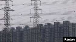 北京一處住宅區旁的輸電塔。（2021年9月28日）