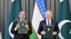 Presiden Uzbekistan Shavkat Mirziyoyev (kanan) dan Perdana Menteri Pakistan Shehbaz Sharif bertukar dokumen deklarasi bersama dalam pertemuan di Tashkent, Uzbekistan, pada 26 Februari 2025. (Foto: Kantor Perdana Menteri Shehbaz Sharif)