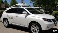 Un auto de Google que no necesita chofer es mostrado en Mountain View, California.