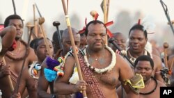 Le roi Mswati III, vêtu d'une tenue traditionnel, danse lors d'une cérémonie à Mbabane, eSwatini (ex-Swaziland), le 3 septembre 2012. (Photo: Themba Hadebe/AP)