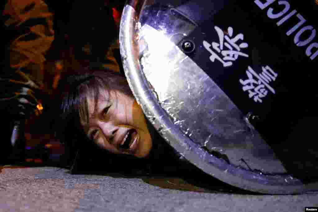 在旺角警署外發生的一次抗議中,防暴警察拘捕一名抗議者。 (2019年9月2日)
