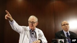Le Dr Edward Goodman, de l'hôpital Texas Health Presbyterian Hospital de Dallas, lors de la conférence de presse sur le premier malade de l'Ebola identifié aux Etats-Unis 