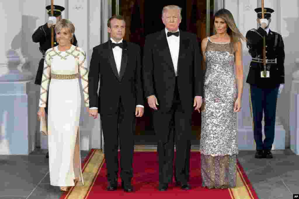 Le président Donald Trump, la première Dame Melania Trump, le président français Emmanuel Macron et son épouse Brigitte Macron à l'occasion du dîner d'État à la Maison Blanche, à Washington, le 24 avril 2018.