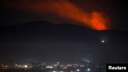 Asap membumbung melewati gunung sebagaimana tampak dari pinggiran kota Damaskus, Suriah, 25 Desember 2018 (foto: Reuters/Omar Sanadiki)