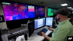 Un specialiste travaille au Centre National de Cybersecurite et de Communications Integration (NCCIC) (in Arlington, Va., Sept. 9, 2014.
