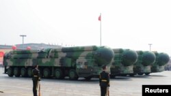資料照片:中國在天安門廣場"十一"閱兵式上展示的東風-41洲際彈道導彈。(2019年10月1日)