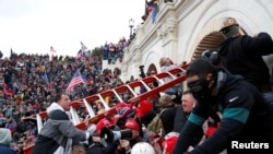 FOTO DE ARCHIVO: Manifestantes pro-Trump irrumpen en el Capitolio de Estados Unidos durante enfrentamientos con la policía, durante una manifestación para impugnar la certificación de los resultados de las elecciones presidenciales de Estados Unidos de 20