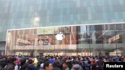 在沈阳的苹果专卖店外面，顾客等待商店开门（2015年2月28日）