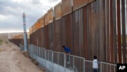 Des enfants jouent près du mur entre le Mexique et les Etats-Unis, le 29 mars 2017.
